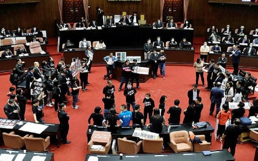 Tayvan Parlamentosunda Tekme Tokat Kavga Çıktı