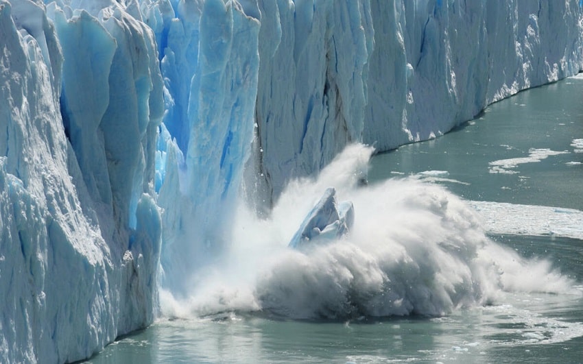 Dünyanın En Büyük Buz Dağı Eriyor